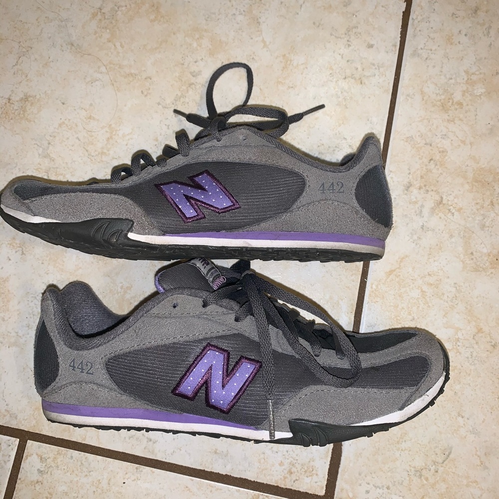 New balance 442 size 8 shoe with polka dot N